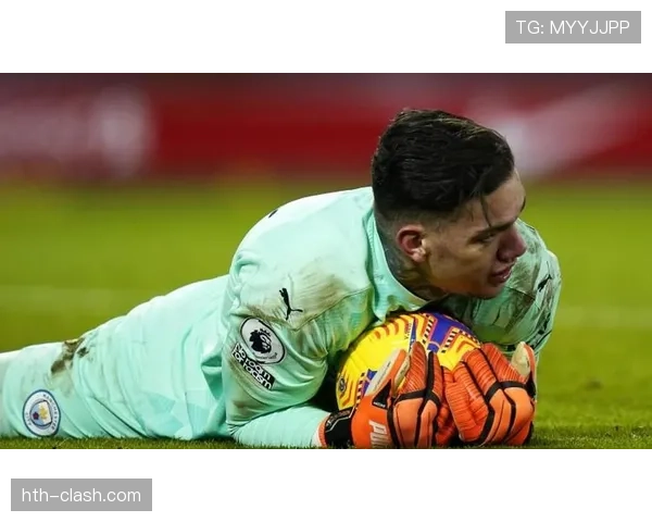 埃德森在曼城防线中的关键作用分析与数据揭示 埃德森在曼城防线中的关键作用分析与数据揭示