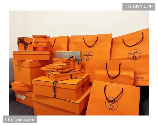 娜奥米·大阪拎着爱马仕袋子排队买臭豆腐，摊主结账那一刻表情太真实